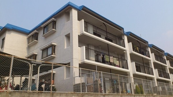 第1号のファンド物件のマンションの外観。「ホワイトパレス香住ヶ丘B棟」(物件名称)