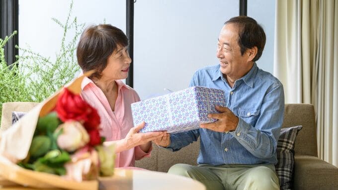 「長い間本当にお疲れ様でした。さようなら」ケーキと花束で定年を祝った前夜から一転、妻から突き付けられた“三行半”。あまりの落差に65歳元会社員「ついていけません」のワケ