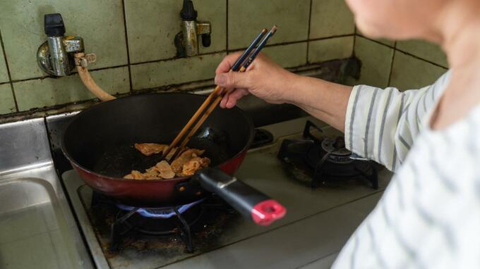 「父のようには生きない」〈配当収入で暮らす68歳父〉と、〈月10万円生活を続ける40歳息子〉。親子で分かれた“働く意味”