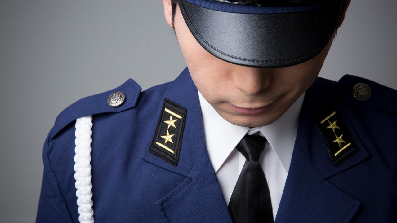 「警察官が来るなら安心だと思った…」78歳女性、たった1本の電話で「老後資金450万円」を失った絶望の瞬間。家まで来た「スーツ姿の男」の正体