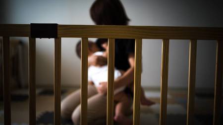 もう一人じゃ無理…（※画像はイメージです／PIXTA）