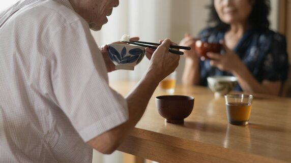 「老後資金、もっと自由に使えばよかった…」年金月25万円・貯金4,200万円、70代夫婦の後悔。質素な生活の先に待っていた〈孤独な日々〉