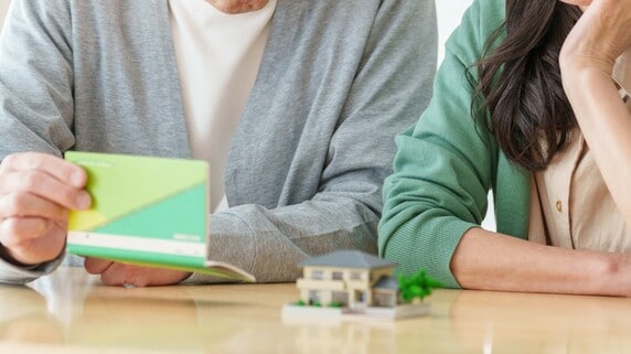 老後資金の課題、ほとんどの人は〈なんとかなる〉のだが…懸念の放置が「さらなるお金のリスク」を呼び込むワケ【経済評論家が解説】