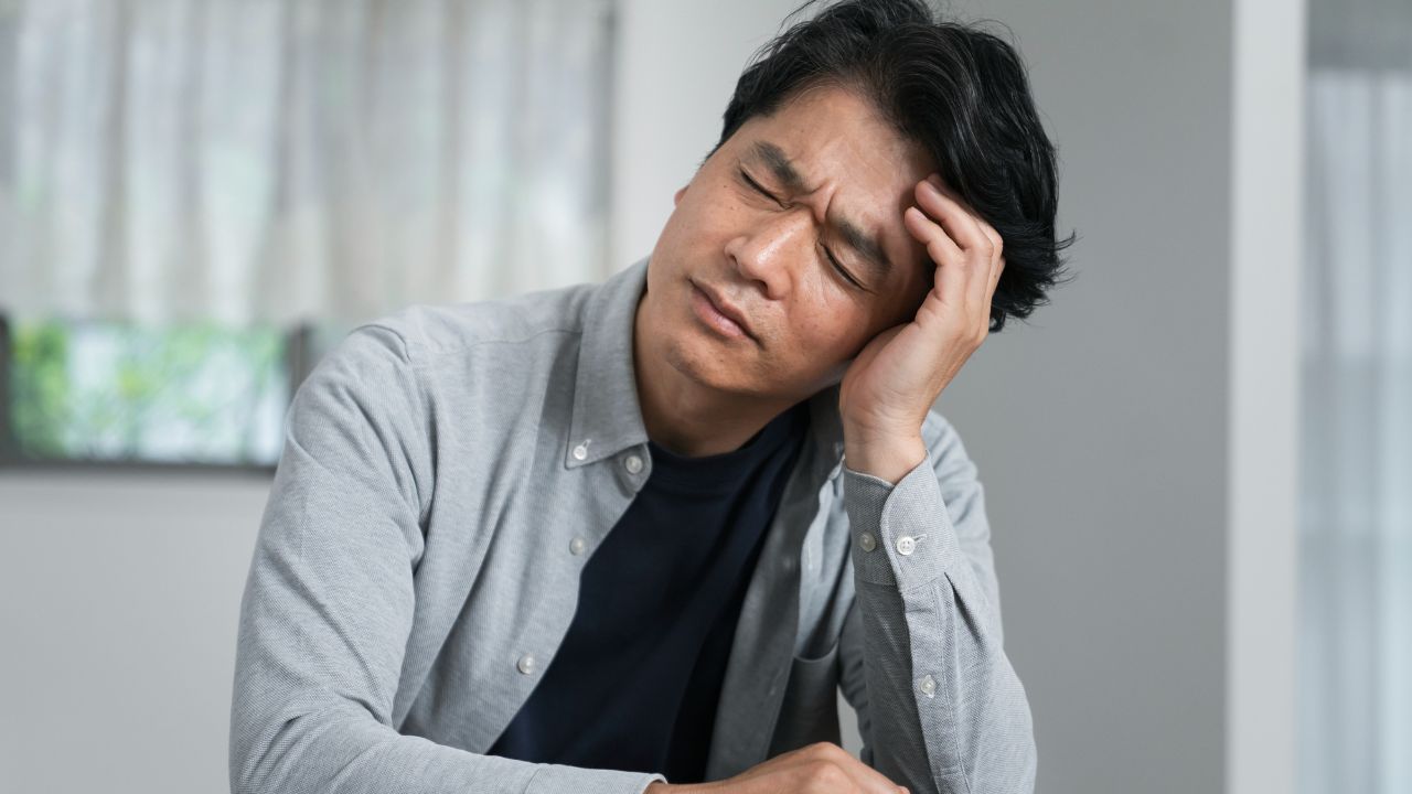 「情けない、本当に情けない…」〈年収900万円〉57歳サラリーマン、自信満々に再就職活動も「書類150件落ち」の衝撃。大手企業の肩書が通用しない「過酷な現実」