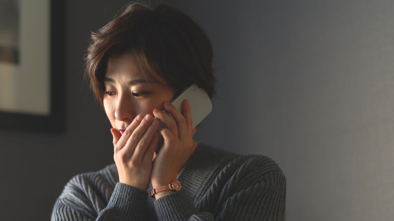 お願いだから、もう見ないで！「年収1,200万円」勝ち組のはずだった42歳夫。専業主婦の妻が「家計簿」を頑なに見せない衝撃理由…こっそり覗いたスマホの〈目を疑う取引履歴〉