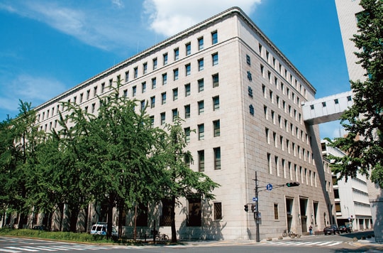 1938年 長谷部・竹腰建築事務所 大阪市中央区北浜3-8 -32(増築部分は今橋3)出所:『京都・大阪・神戸 名建築さんぽマップ増補改訂版』(エクスナレッジ)より抜粋