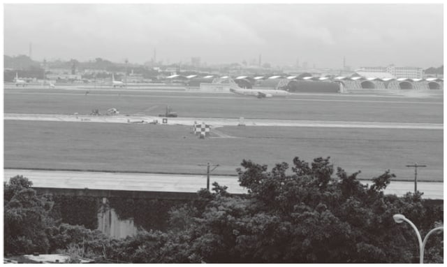 嘉手納飛行場は、沖縄県本島中部の嘉手納町、沖縄市、北谷町にまたがっており、約3,700ｍ の滑走路を2本有する極東最大かつ最も活発な米空軍基地。3市町村の振興開発の妨げにな っているばかりでなく、航空機騒音により住民生活に悪影響を与えている。
