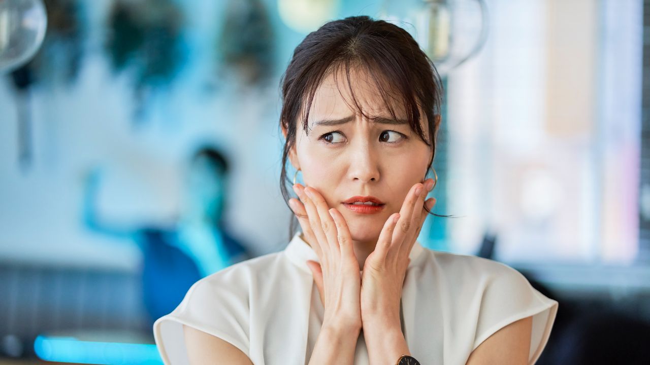 会社の給湯室で…〈月収33万円〉32歳同僚、給料日後の「まさかの奇行」に唖然。周囲もドン引きの極度な節約術