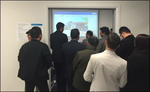 物件情報を熱心に見る参加者たち