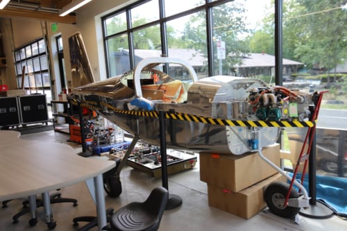 生徒が製作中の3代目有人航空機(The Athenian School)