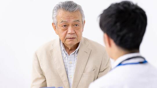 認知症気味の父親に「成年後見制度」を活用したいが…〈法定後見〉〈任意後見〉の違いとは?【司法書士が解説】