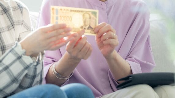「ばぁば、もう行かないね」〈年金月22万円・貯蓄1,600万円〉74歳女性…援助を断って初めて気づいた“家族との距離”