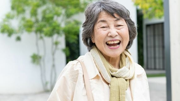 今、すごく幸せです…口癖は「贅沢するなよ」の“ドケチ”夫に辟易、「人生最大の決断」をした65歳妻。月収13万円・築36年の古びたアパートで満開の笑顔を見せるワケ