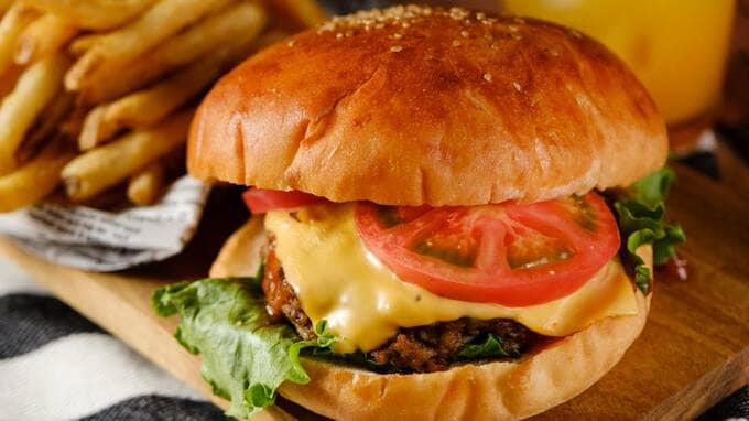 一流のエリートは実践している…ファストフードのマナー→ハンバーガーを「美しく」食べきる“コツ”【フードプロデューサーが解説】