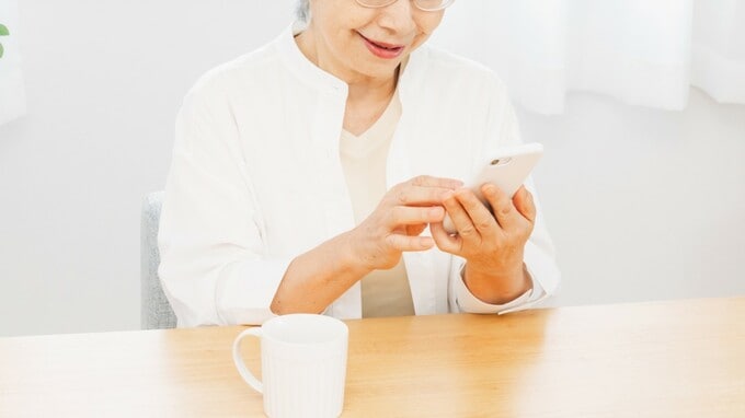 「凍りつきました」年金月14万円、貯金1,300万円の70歳祖母…〈6年間の学費援助〉の末、娘夫婦から届いた〈まさかのLINE〉