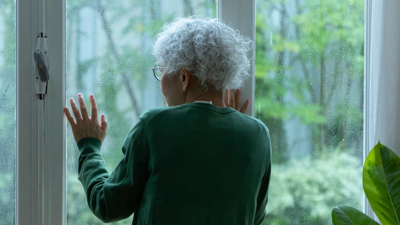 遺族年金があるから大丈夫だって言ったじゃない…〈年金月16万円〉66歳夫の急死で途方に暮れる65歳妻、年金事務所で膝から崩れ落ちる「どう生きていけばいいのか」