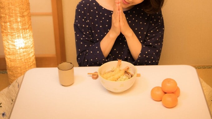 【単独行動上等】年末はたった1人でソバを食べ、お酒を飲みつつ寝正月…「人目はまったく気にならないです」30代独居の会社員女性が言い切る理由
