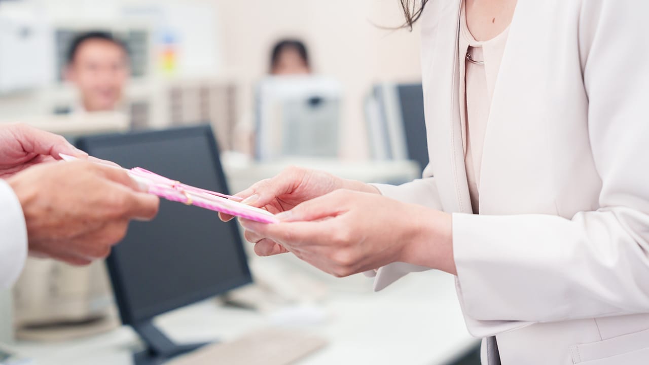 この1,000円、娘に使いたい…〈時給1,900円〉42歳派遣社員が職場の「慶弔費徴収」にモヤモヤしたワケ