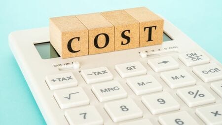 電卓の上にある「COST」と書かれた積み木