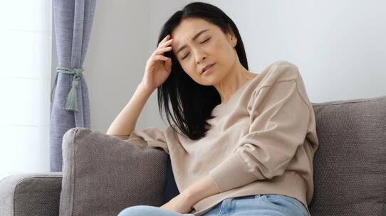 「歳のせい」で諦めないで。つらい更年期障害を「内側」から改善する方法【医師が解説】