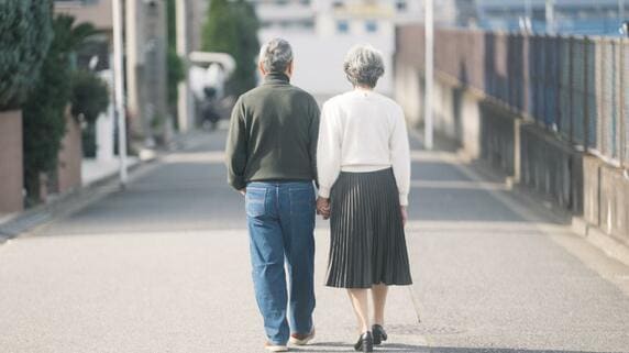 「週末が来るのが怖くなりました…」〈年金月32万円・貯蓄5,300万円〉66歳夫婦、“孫ファースト”の老後に疲れ切った理由
