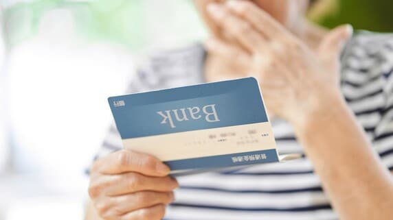 ATMの前で、膝から崩れ落ちました…年金月14万円・72歳女性から「警察官」を名乗る男が〈全財産〉を騙し取った「親切で狡猾な手口」