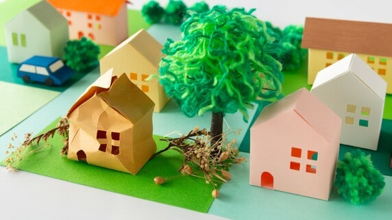 恐ろしい…隣地のブロック塀や隣家のひさしなど「自身の土地への越境物」を放置した末路【行政書士が警告】