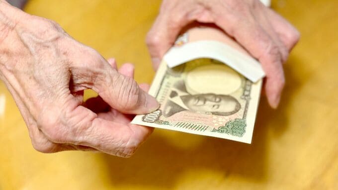 「これっぽっちで、本当にごめんね…」年金月14万円の73歳祖母、孫へのお小遣いを〈月3万円から1,000円〉に削った断腸の思い【FPが解説】