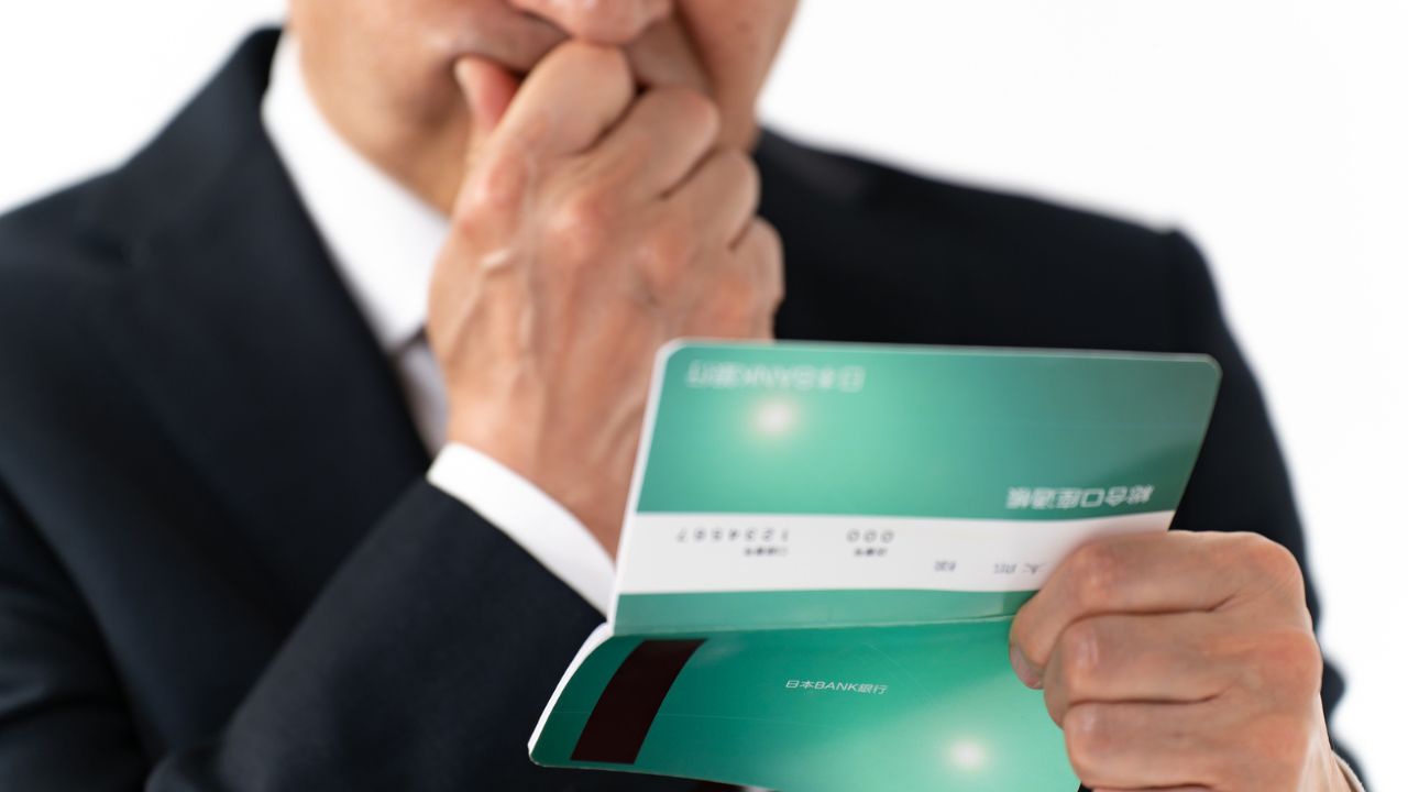 「は？なんでこんな少ないんだ？」〈貯金1,500万円〉65歳男性、老後生活スタートも“想定外の現実”に絶句。日本年金機構のハガキで発覚した〈まさかの受給額〉