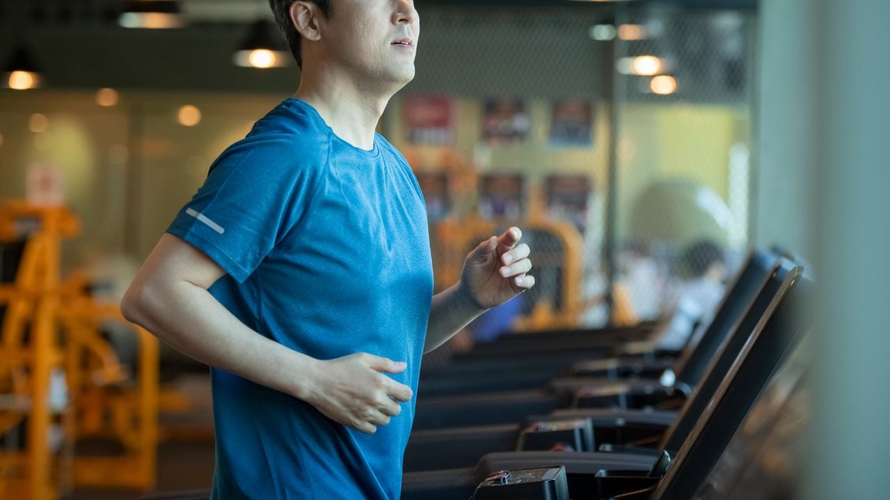 ジムで運動中、後頭部を殴られたような激しい痛みが…緊急搬送された年収1,400万円・52歳独身部長。病院から老人ホームの80歳母に「お金貸して」と電話したワケ