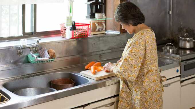 「なんで、こんなことに…」54歳サラリーマン、81歳母から受け取ったLINEには“仕送り増やして”。アポなし帰省で目の当たりにした〈想像を超えた現実〉