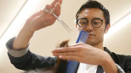 美容師の働き方も変わってくる？（※写真はイメージです／PIXTA）