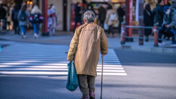 年金月10万円・持ち家なし「75歳の独居老人」が直面する破綻の悲劇…おひとり様が生きていくために必要な「本当の最低額」｜資産形成ゴールドオンライン