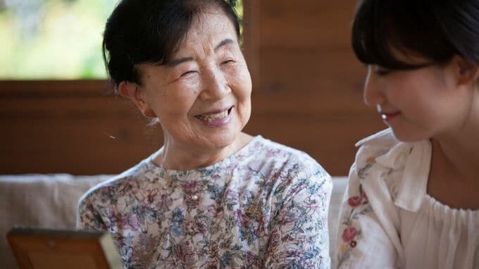 つい見栄を張ってしまうんです…年金月20万円・66歳母「お米も野菜もお肉も！」袋いっぱいの〈おみやげ〉を娘に持たせるが、笑顔の裏で苦悩のワケ