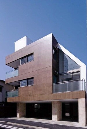 地階及び１階はメゾネット店舗、２階は賃貸住宅、３階オーナー住居の構成（駒沢）。
