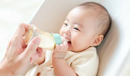 ミルクを飲む赤ちゃん