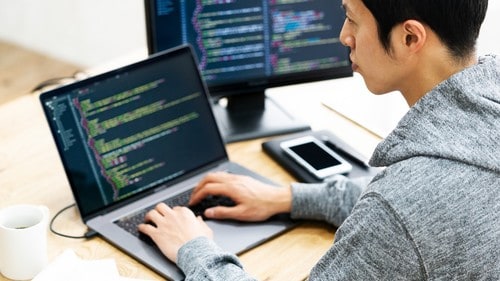 新型コロナ感染拡大で多くの企業で実施されたテレワーク。（※写真はイメージです／PIXTA）