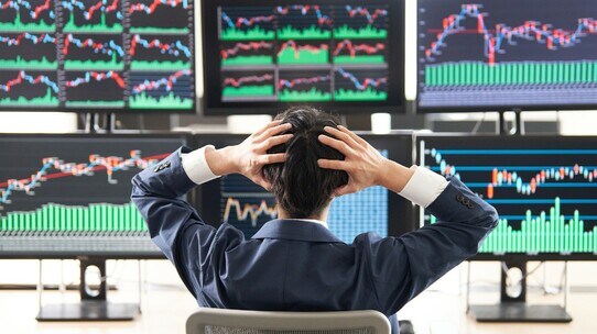 銀行員にすすめられたら要注意、「買ってはいけない」とプロ投資家が警告する＜金融商品＞