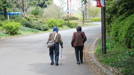 「男は会社、女は家庭」の価値観が負わせた、日本の高齢男性の「圧倒的なハンデ」
