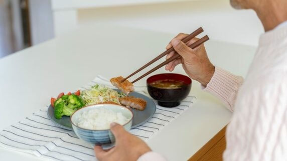 「定年まで働いた結果がこれですか…」〈年金月19万円〉76歳元会社員、物価高のなか選んだ“1日2食”の老後生活