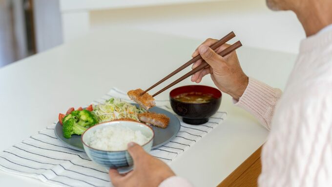 「定年まで働いた結果がこれですか…」〈年金月19万円〉76歳元会社員、物価高のなか選んだ“1日2食”の老後生活