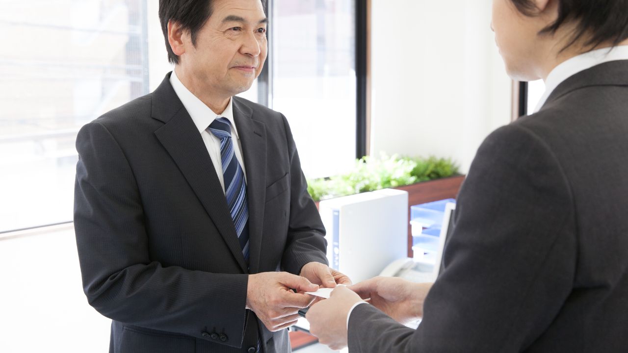 現実を突きつけられて愕然としました…50代で花形部署から閑職へ。自己紹介時、ポケットからどうしても出せなかった「名刺」