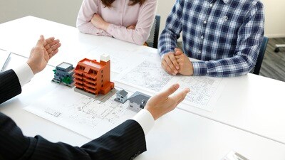 サブリース会社は土地オーナーに「30年間家賃を保証します！」と積極的に営業をかけ、建築資金がない場合でも、提携している金融機関から多額のローンを組ませることにより、相続税対策としてサブリースアパートの建設を勧めました