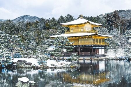 （雪化粧の金閣寺（京都府）／PIXTA）