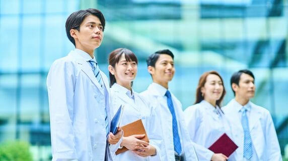 医学に加え“文学や芸術”を学ぶことが「人を診る仕事」につながるワケ。〈表現力〉を重んじる現役45年の医師が伝えたいコミュニケーション術