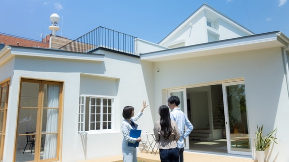 今の自宅を売って「買い換え」か、8,000万円で「建て換え」か。二世帯住宅への計画を前に、不動産のプロが出した“答え”とは