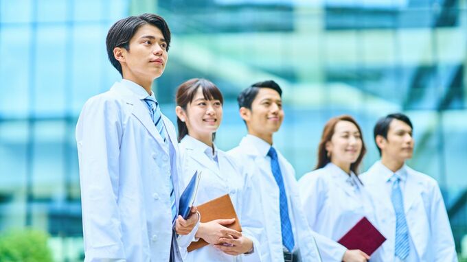 医学に加え“文学や芸術”を学ぶことが「人を診る仕事」につながるワケ。〈表現力〉を重んじる現役45年の医師が伝えたいコミュニケーション術