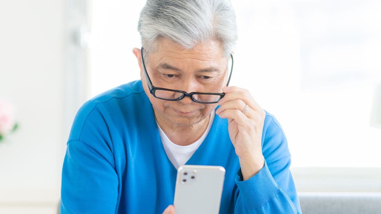 〈年金月15万円〉孫に「1万円」を包み続けた75歳父、「もうお小遣いは無理」と謝った翌日、48歳娘から届いた「怒りのLINE」の中身