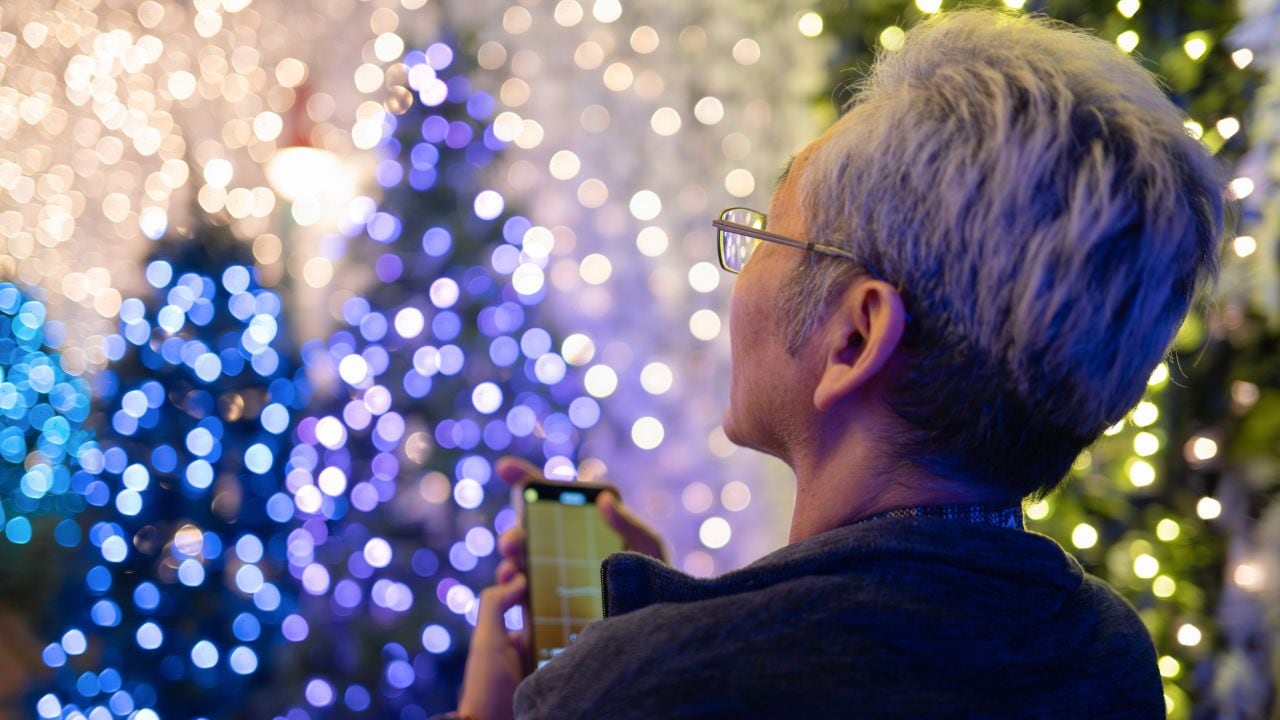 「俺の人生、どこで間違えたんだろう…」年収1,000万円からの転落。71歳・独居男性、聖夜のコンビニで涙のワケ