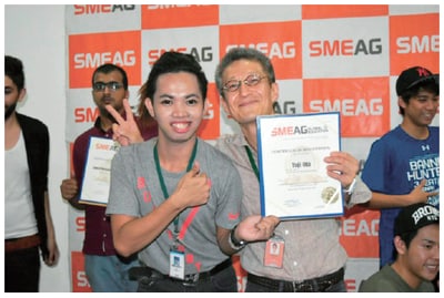 講師と卒業証書と一緒に